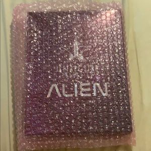 Alien palette